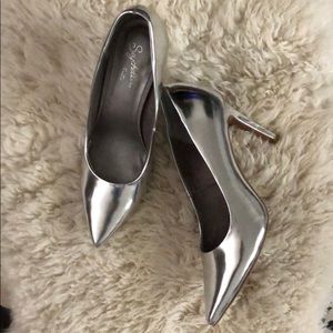 Seychelles Silver Heels 7.5 NWOT